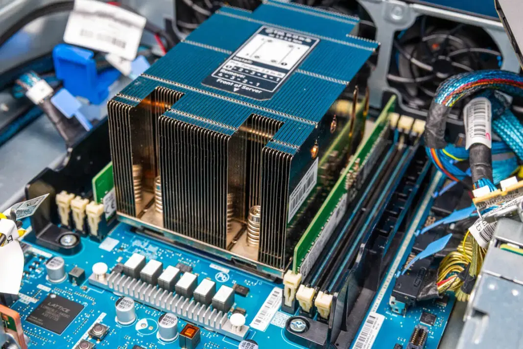 Обзор edge-сервера HPE ProLiant DL145 Gen11 на базе AMD EPYC 8004 Изображение 9