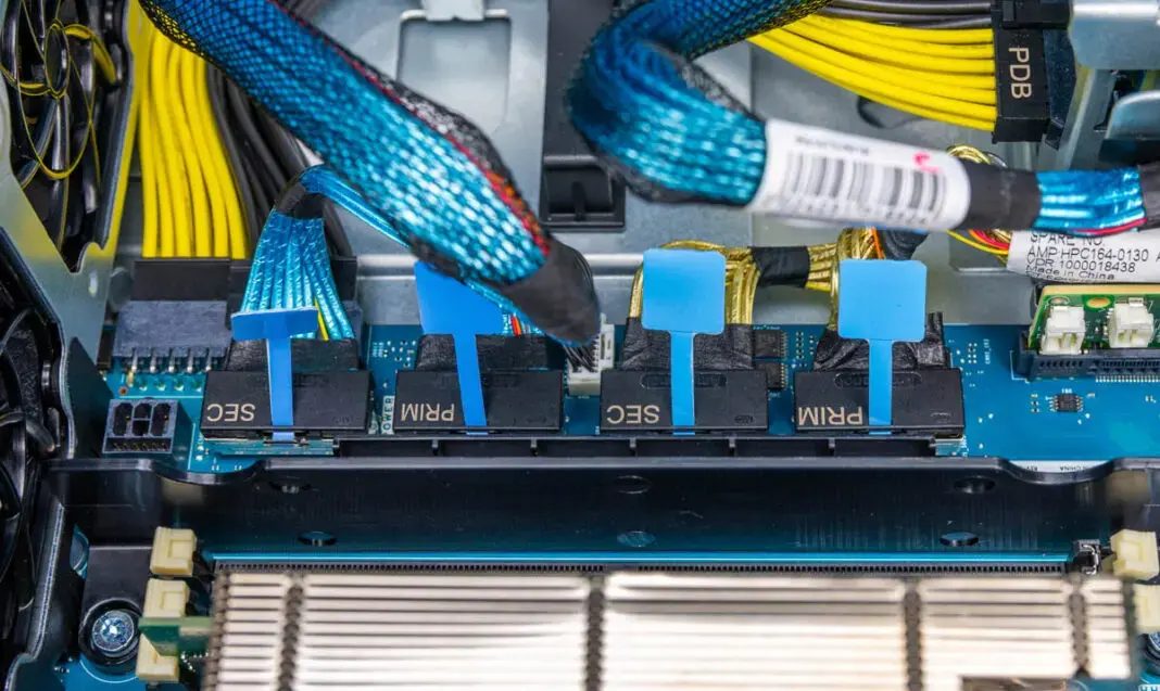 Обзор edge-сервера HPE ProLiant DL145 Gen11 на базе AMD EPYC 8004 Изображение 13