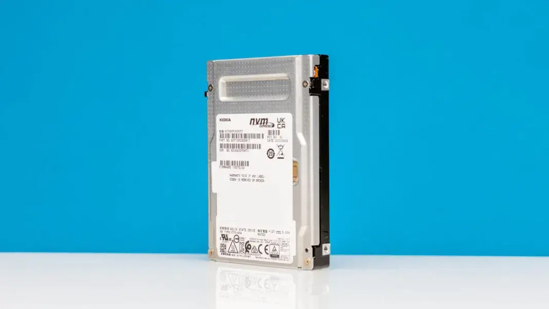 Обзор SSD Kioxia CD8P-R 30.72 ТБ PCIe Gen5 Изображение 2
