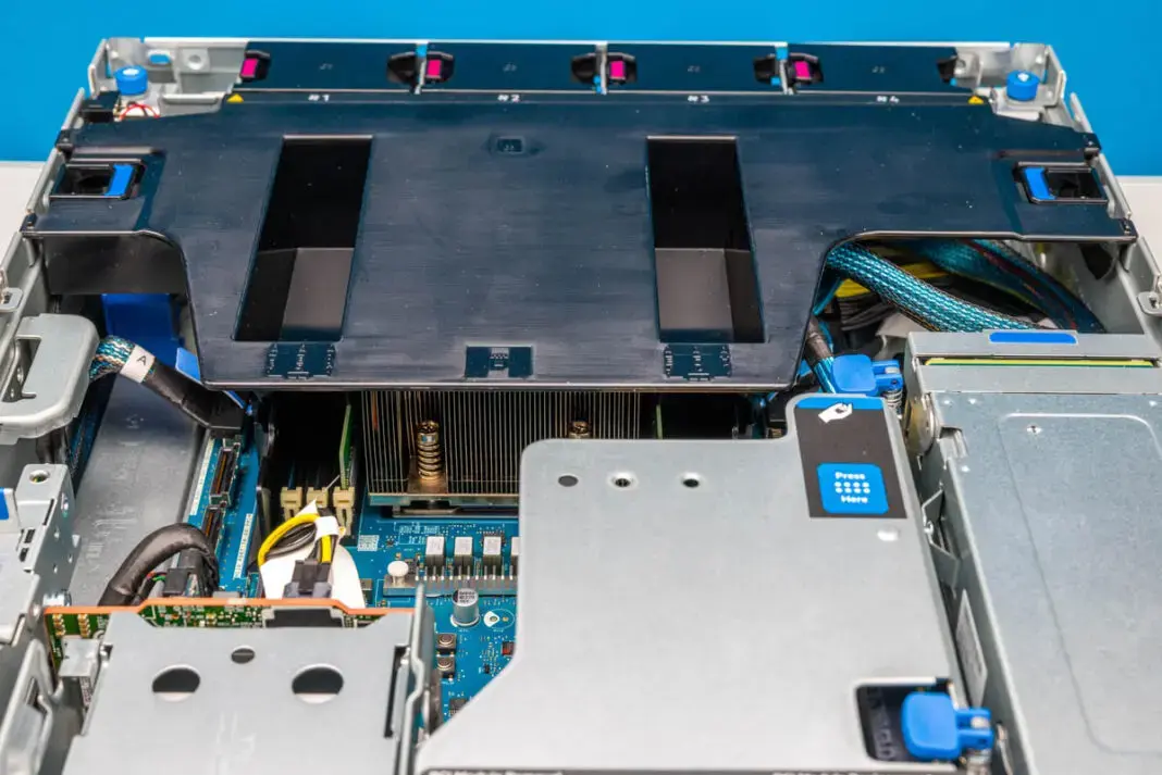 Обзор edge-сервера HPE ProLiant DL145 Gen11 на базе AMD EPYC 8004 Изображение 10